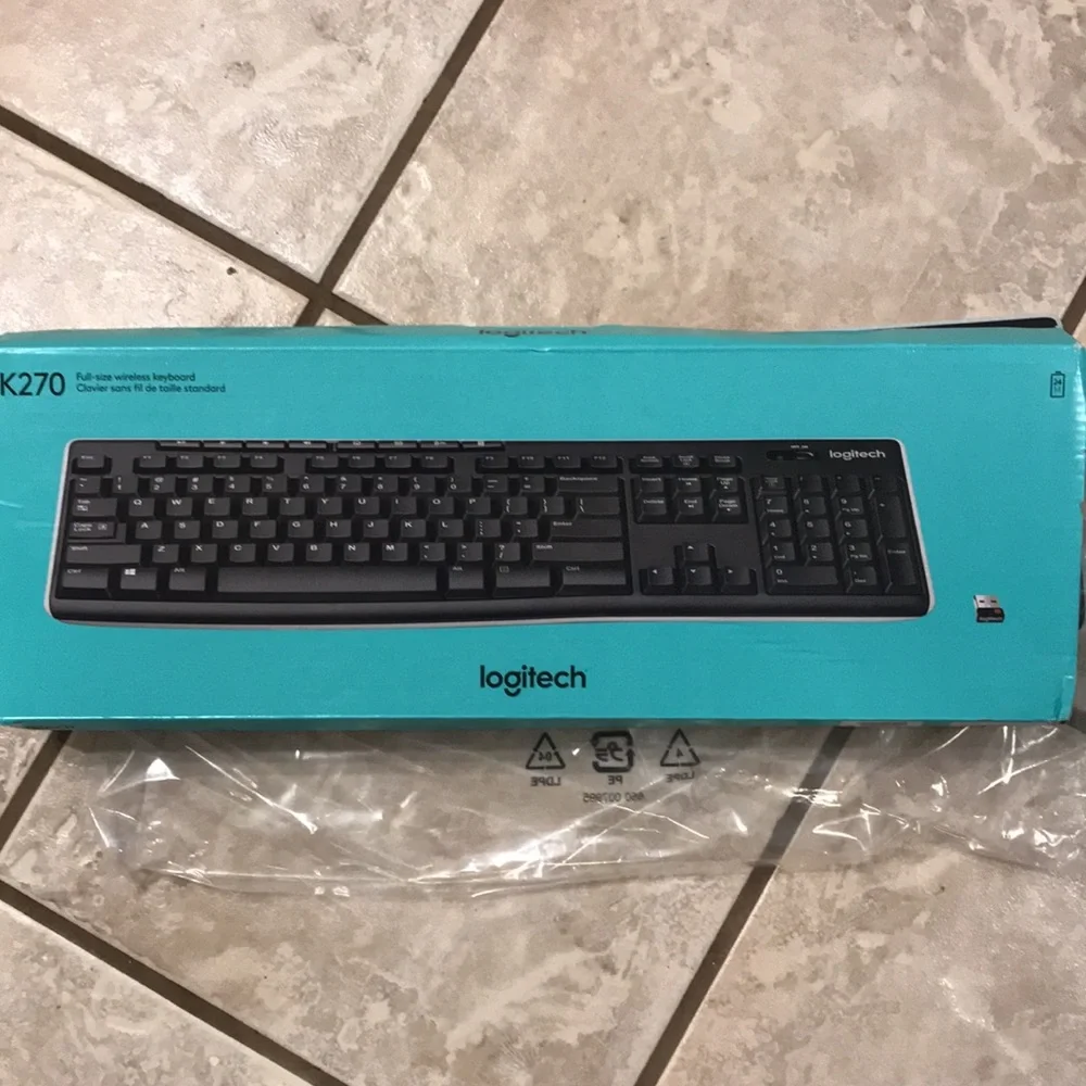 🥳Host Pick🥳NWOT Logitech Full-size Wireless Keyboard
